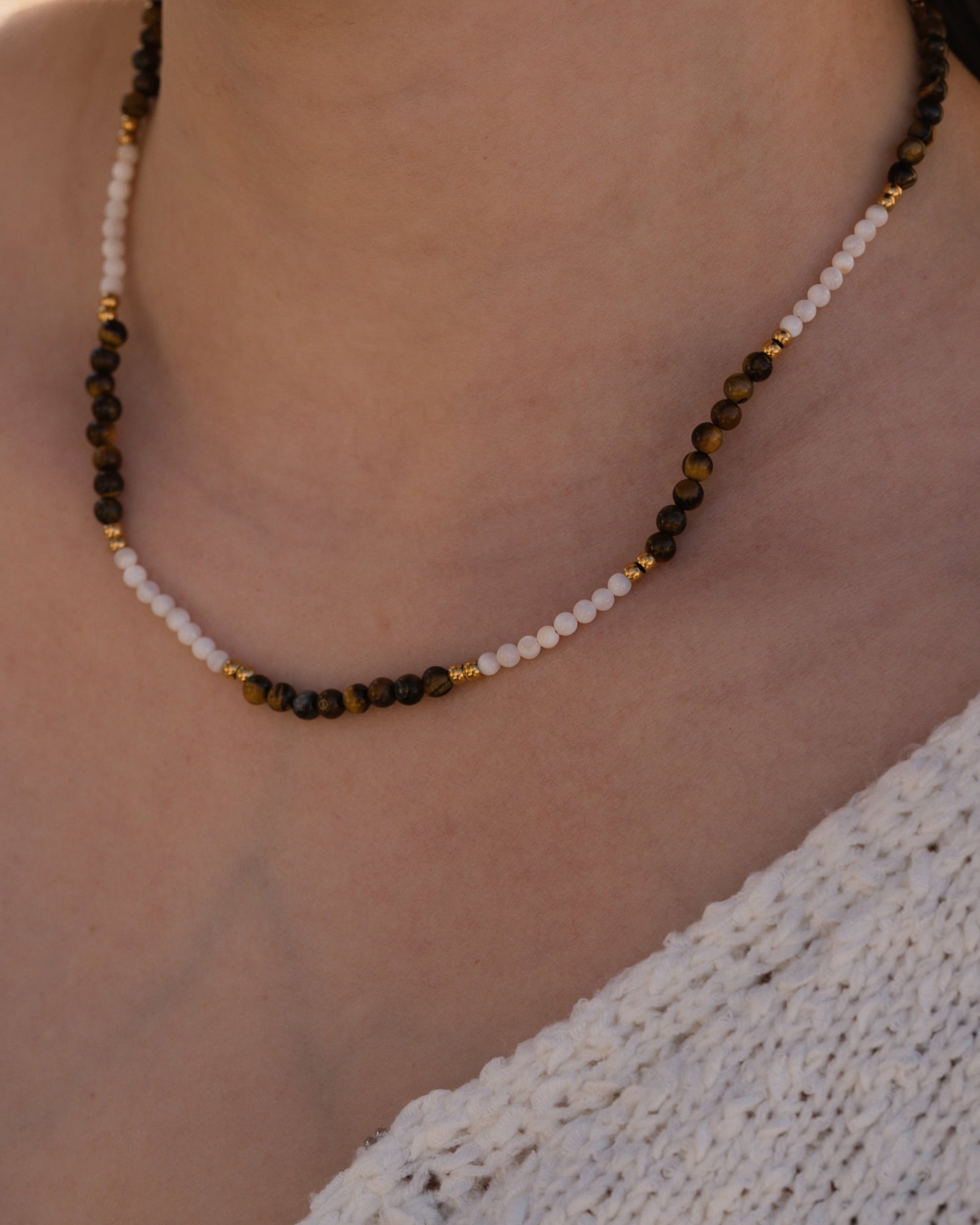 Edelstein-Kette, handgefertigte Kette, Schmuck aus Natursteinen, Rosenquarz Kette, Tigereisen Schmuck, minimalistischer Schmuck, nachhaltiger Schmuck, Geschenk für Frauen