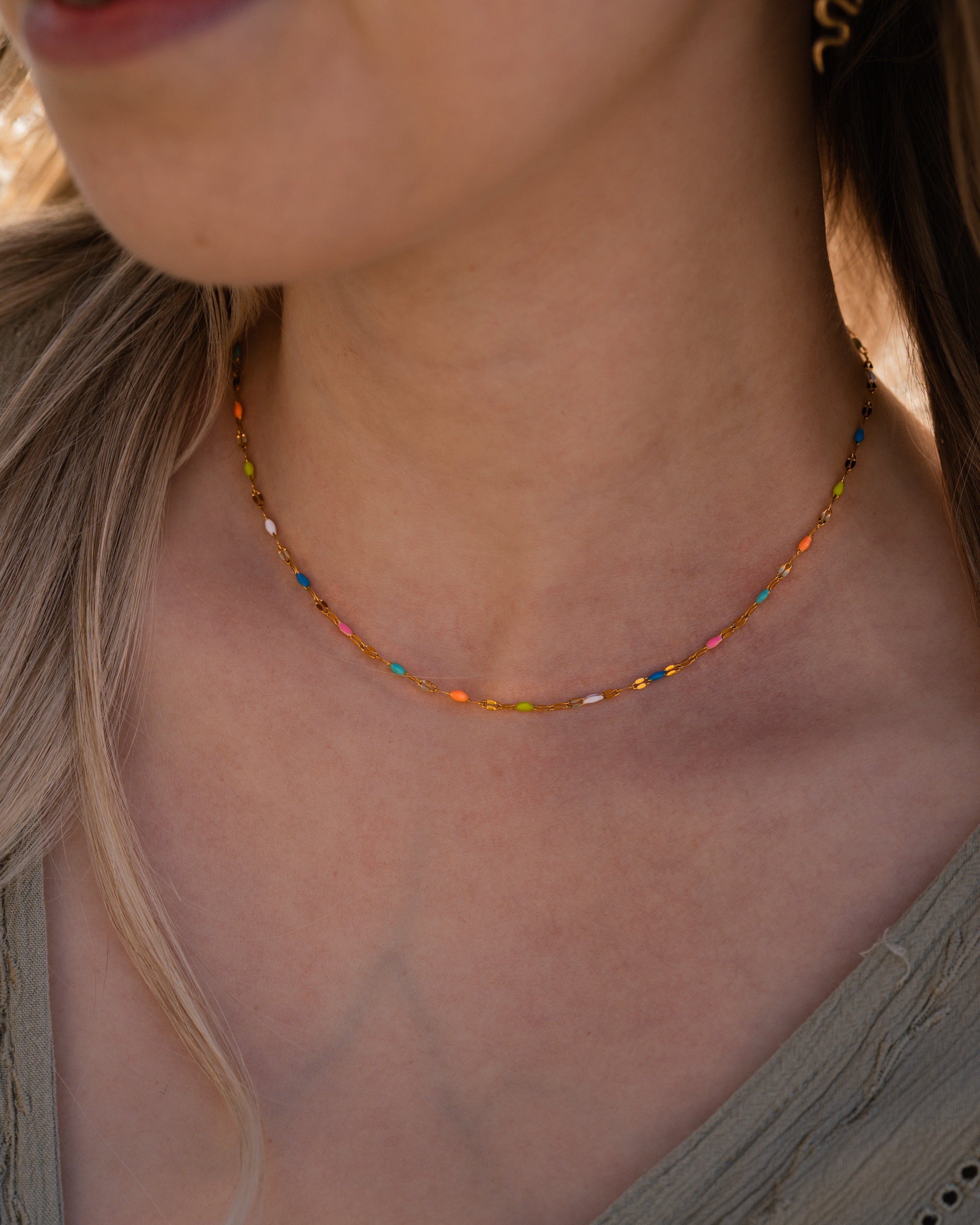 Rainbow Sparkle – Edelstahl-Halskette mit bunten Perlen, wasserfest & langlebig, erhältlich in Gold & Silber.
