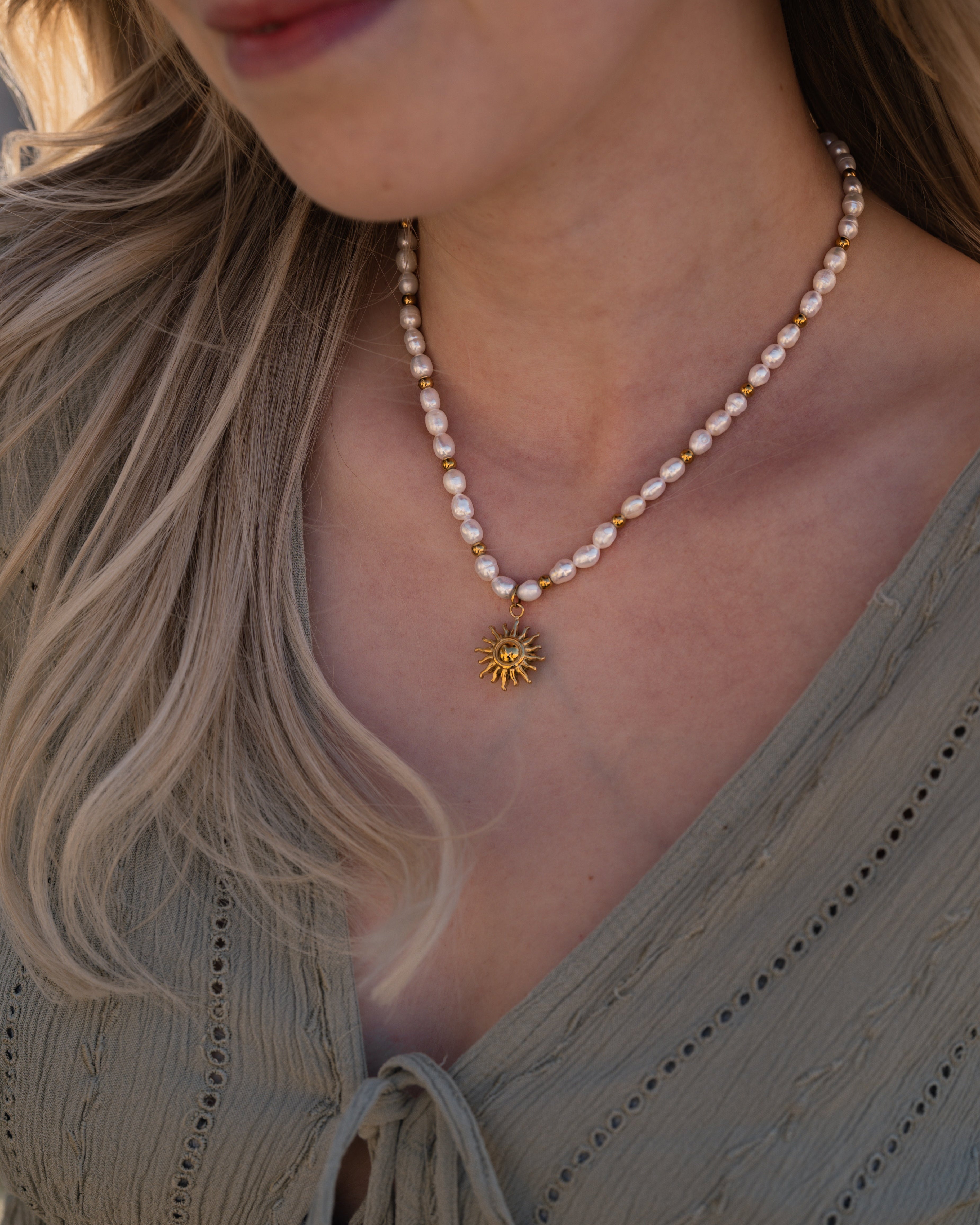 #Perlenkette #Damenkette #Schmuck #HandmadeJewelry #EdelstahlSchmuck #Goldschmuck #Halskette #StatementSchmuck
Material & Qualität:
#Süßwasserperlen #Edelstahl #Rostfrei #Hochwertig #Langlebig #Nickelfrei #Hautfreundlich
Design & Stil:
#EleganterSchmuck #BohoStyle #VintageLook #MinimalistJewelry #Klassisch #Modern #SommerSchmuck
Emotion & Bedeutung:
#Sonnenanhänger #StrahlendeSchönheit #PositiveVibes #Geschenkidee #BesondereMomente #SpiritualJewelry